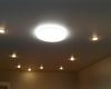 31.10.2020 - Натяжной потолок белый-глянцевый с точечными светильниками и люстрой - Фото №1