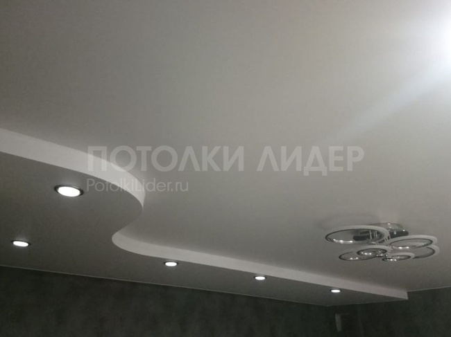 02.04.2020 - Двухуровневый потолок со светильниками и люстрой
