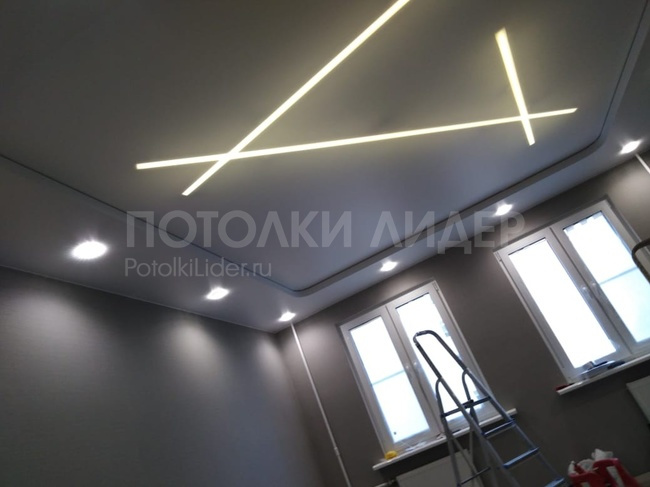 13.05.2020 - Двухуровневый потолок со световой линией в виде абстрактной фигуры