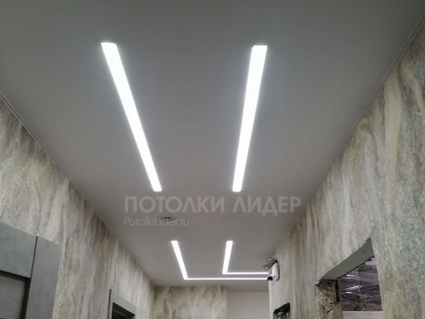 Натяжной потолок в коридоре со световыми линиями - Фото 2