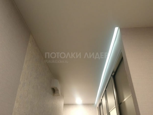 Натяжной потолок с контурной подсветкой по одной стене в коридоре - Фото 4