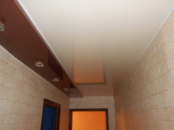 Двухуровневый-глянцевый натяжной потолок в прихожей