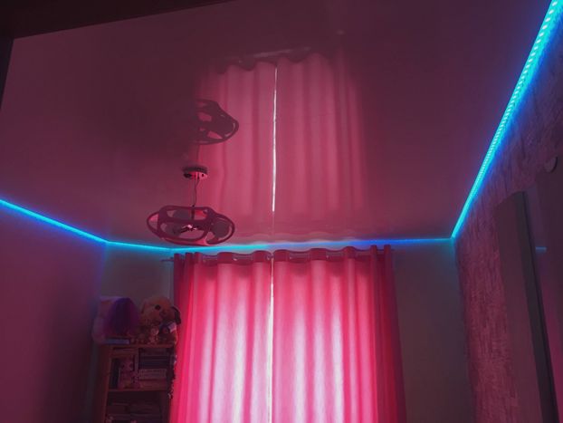 Парящий потолок с цветной подсветкой