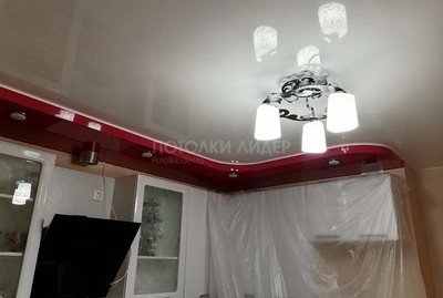 Глянцевый белый натяжной потолок + красный натяжной потолок - в двухуровневом исполнении с люстрой и точечными светильниками