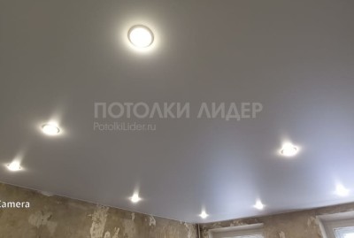 Сатиновый белый натяжной потолок с точечными светильниками
