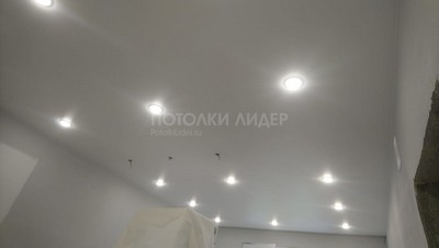 Натяжной потолок с большим количеством точеных светильников