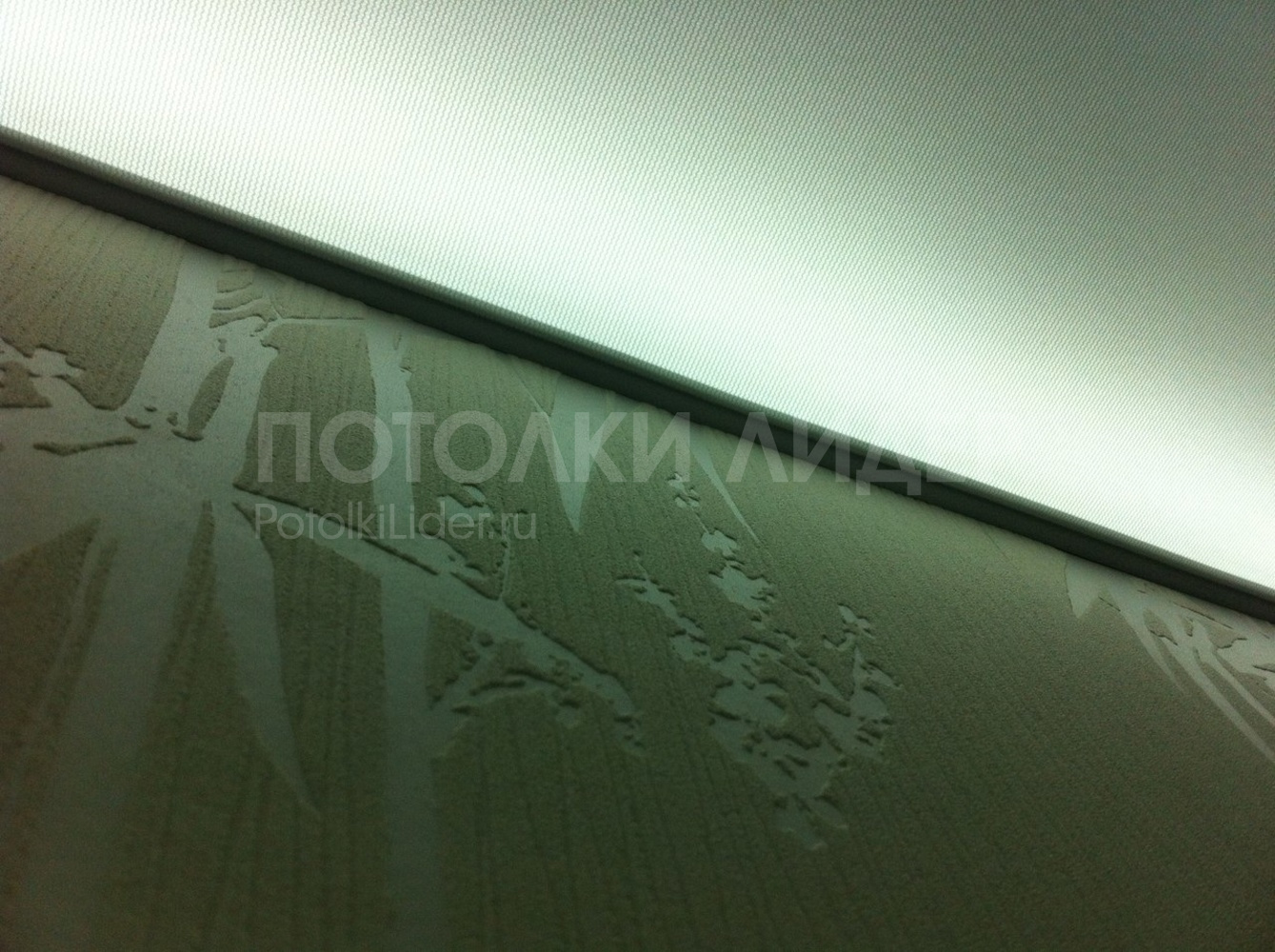 Тканевый натяжной потолок со скрытой подсветкой