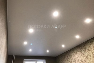 Матовый белый натяжной потолок с точечными светильниками